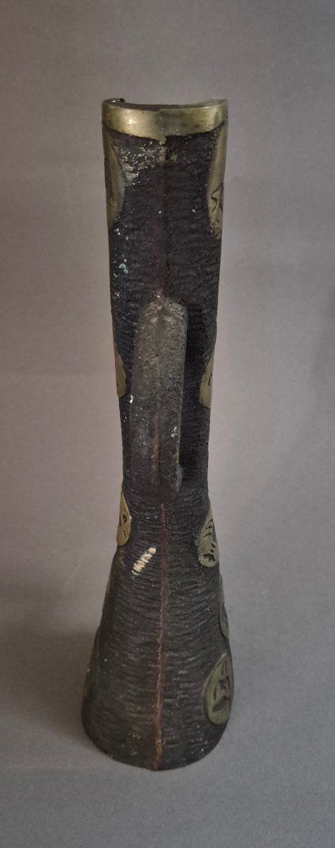 Vase brutaliste en bronze aux douze signes du zodiaque -photo-3