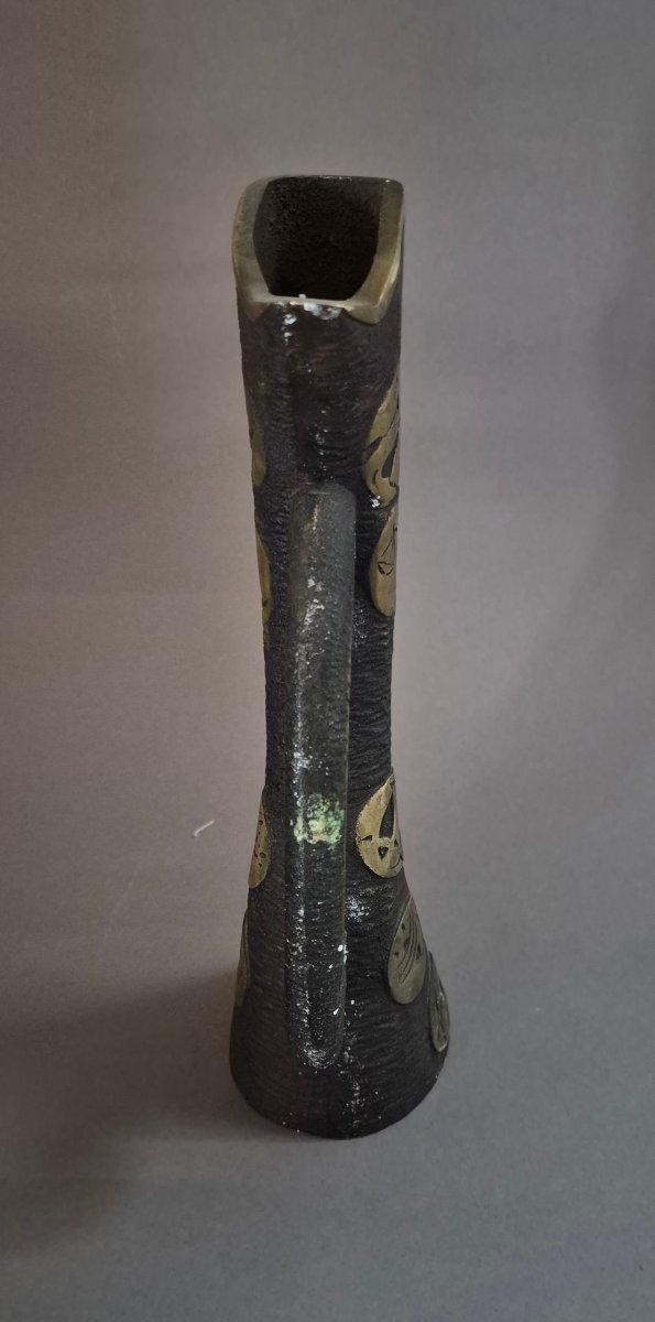 Vase brutaliste en bronze aux douze signes du zodiaque -photo-4