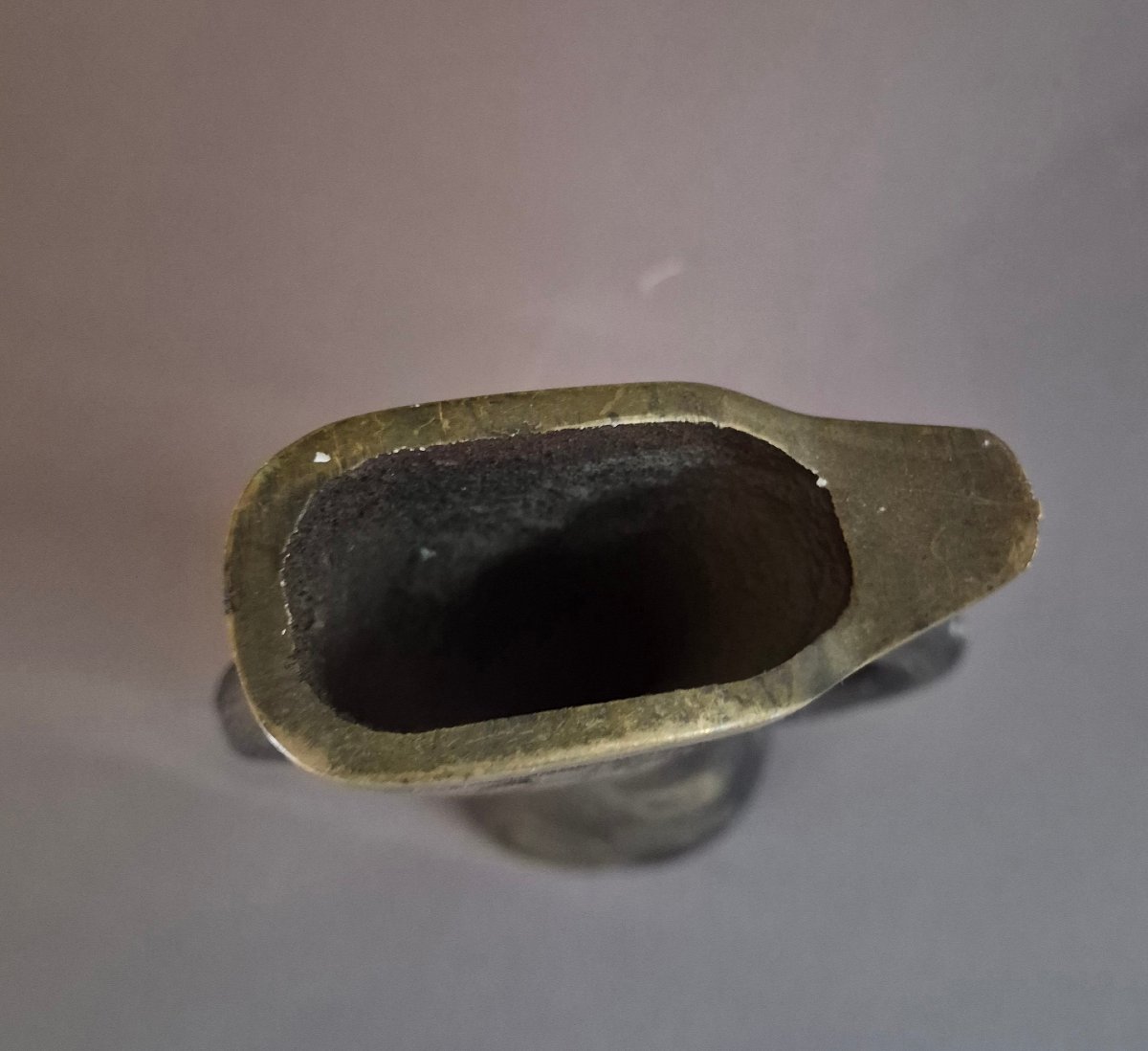 Vase brutaliste en bronze aux douze signes du zodiaque -photo-1
