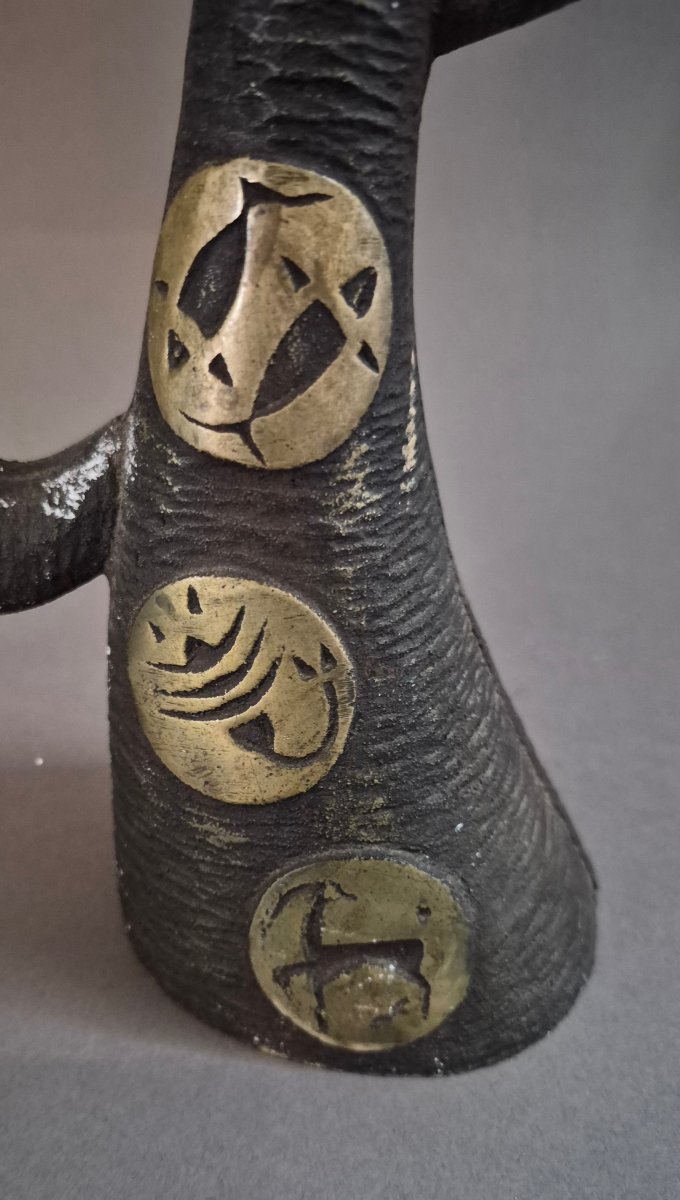 Vase brutaliste en bronze aux douze signes du zodiaque -photo-3