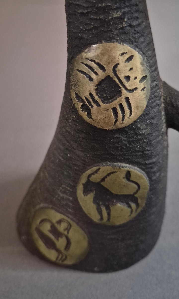 Vase brutaliste en bronze aux douze signes du zodiaque -photo-4