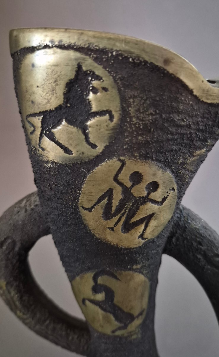 Vase brutaliste en bronze aux douze signes du zodiaque -photo-5