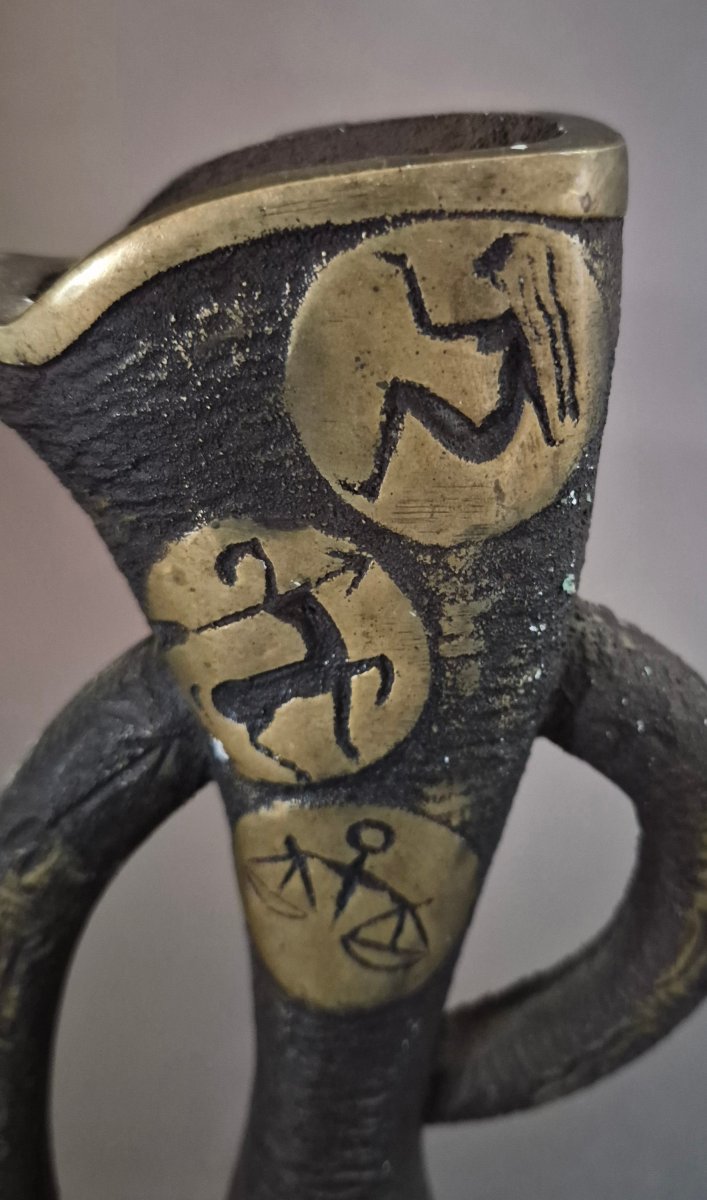 Vase brutaliste en bronze aux douze signes du zodiaque -photo-6