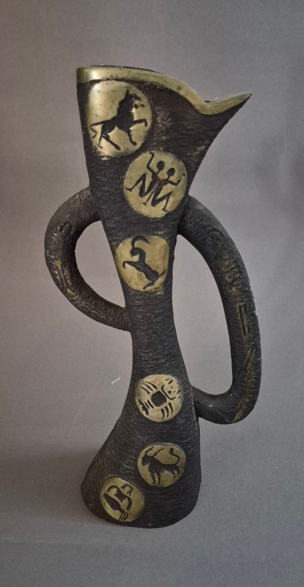 Vase brutaliste en bronze aux douze signes du zodiaque 