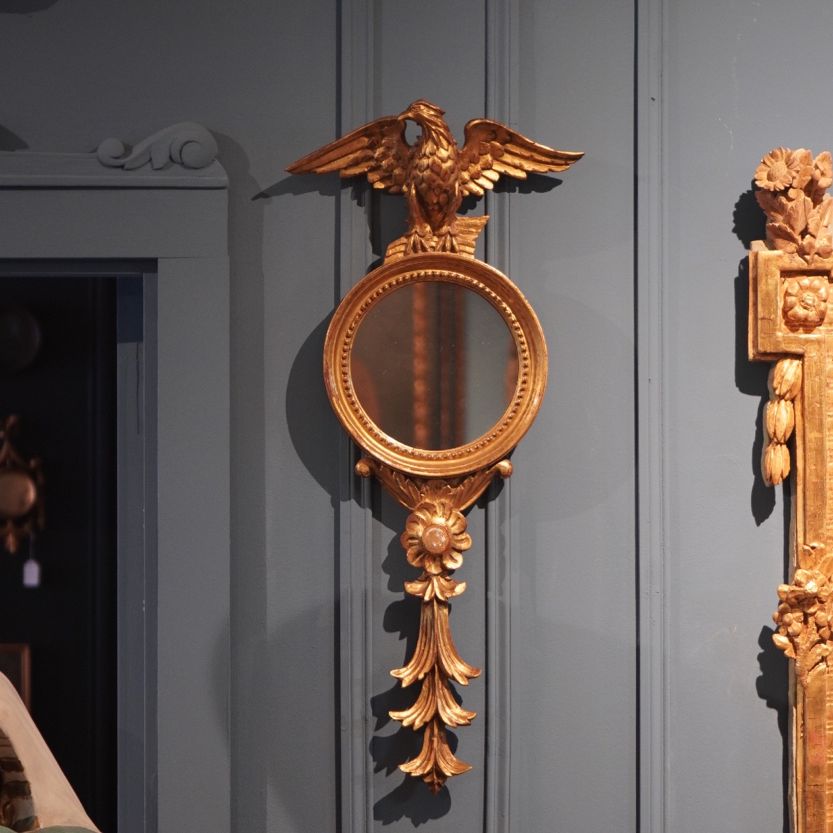 Paire de miroirs sorcière Regency XIXe siècle – Bois doré sculpté – Motif aigle impérial