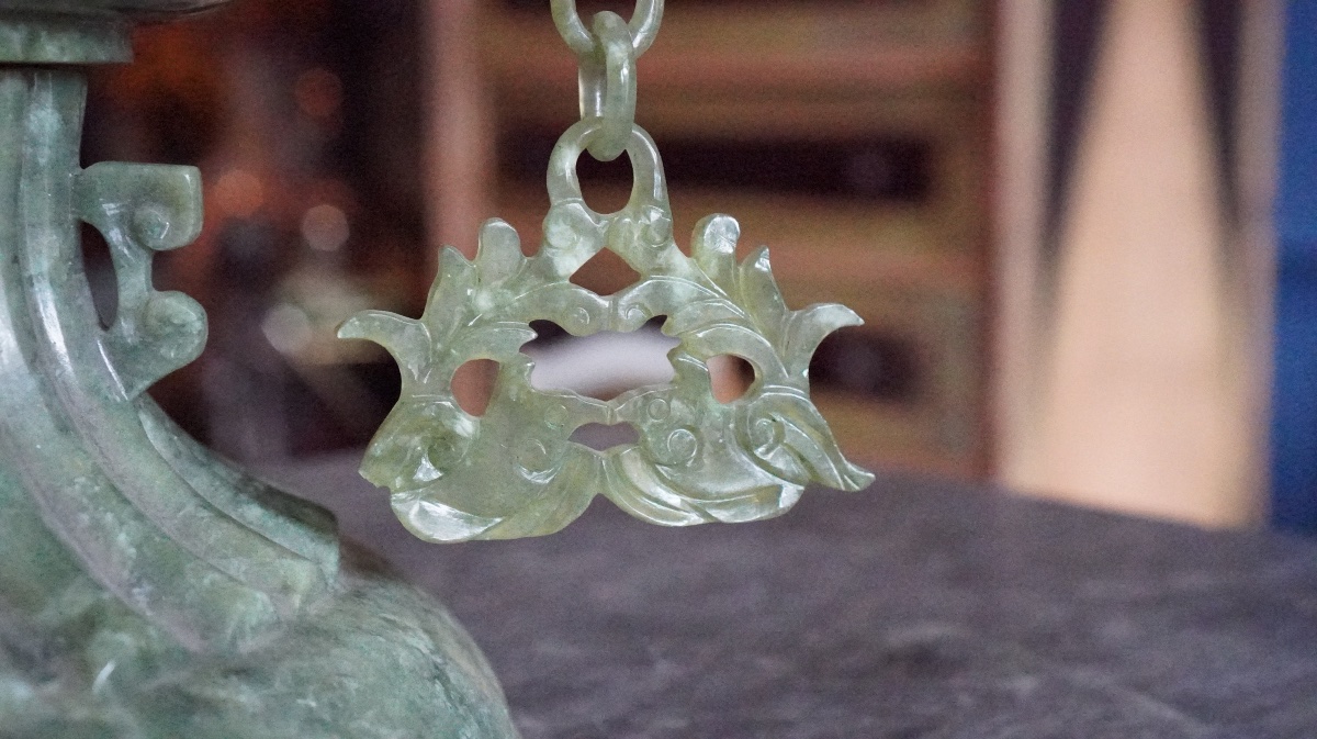 Large Covered Vase Made Of Green Serpentine (jade?) Decorated With Phoenixes And Chains – China – 20th Century-photo-1