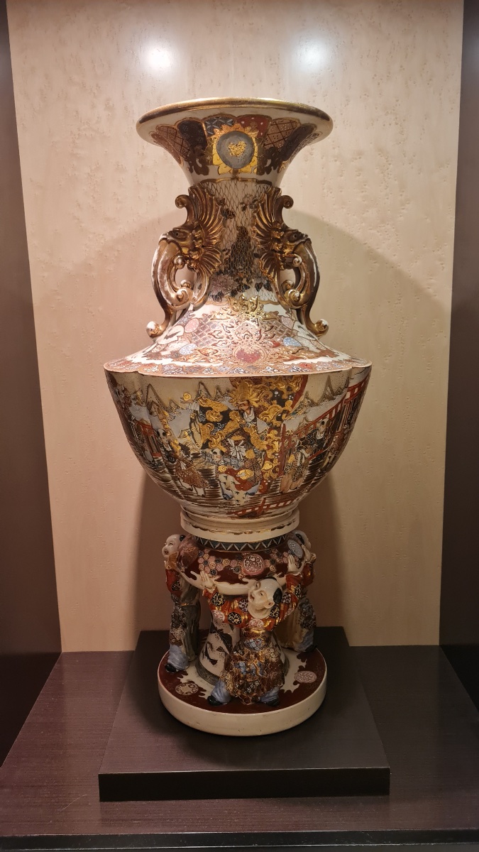 Vase japonais type Satsuma, signé / Meiji tardif/ XIXeme - 77x24cm