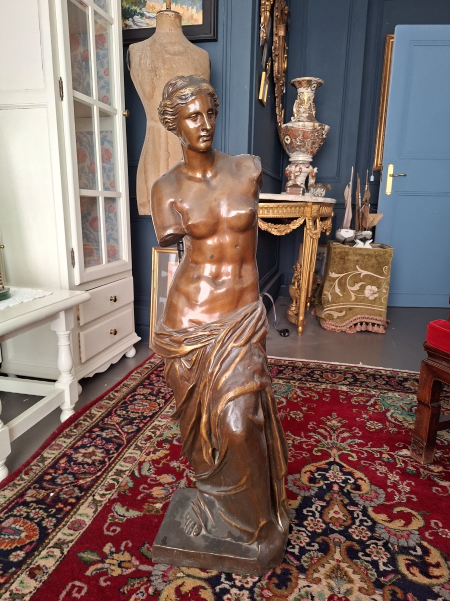 Importante Vénus de Milo en bronze patiné – Inscription « Musée du Louvre » – H. 100 cm