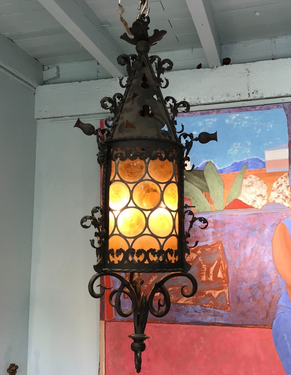 Lanterne néo-gothique En Fer Forgé Et Verre -vitraux En Cul De Bouteille-fin Du 19eme Siècle