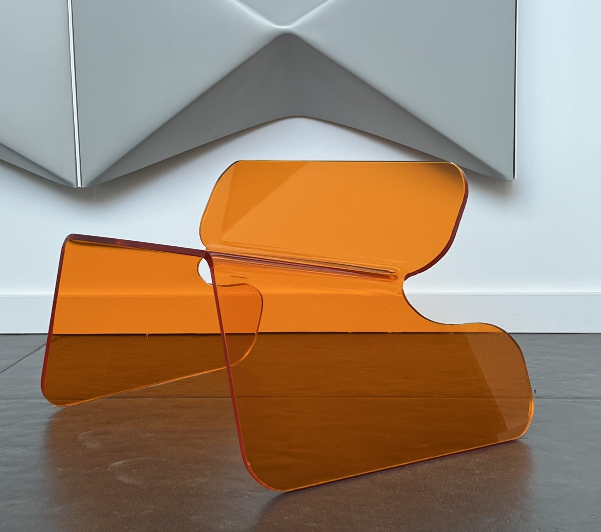 Chaise en plexiglas orange dans le style de Michel Dumas, France années 70-photo-3