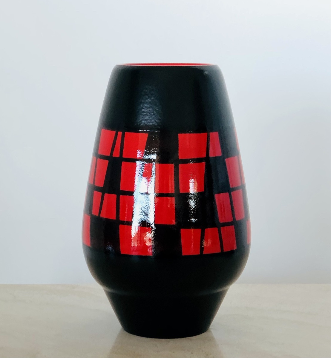 Vase piriforme en céramique rouge et noire par Elchinger, France années 60-photo-6