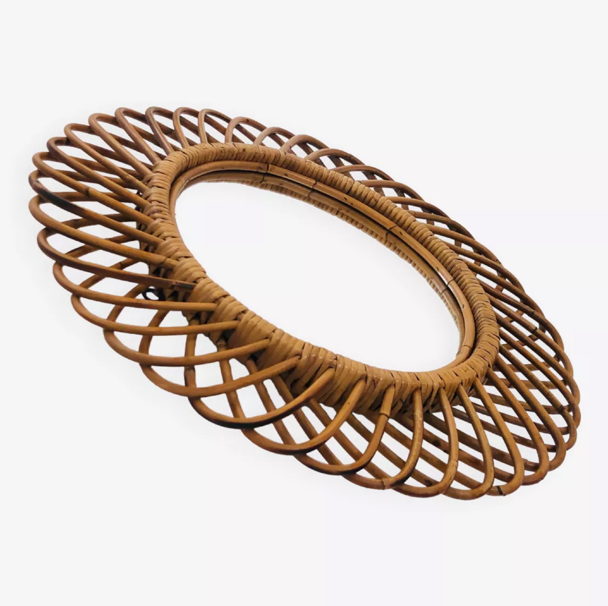 Miroir rond en rotin grand modèle dans le goût de Franco Albini, Italie années 60