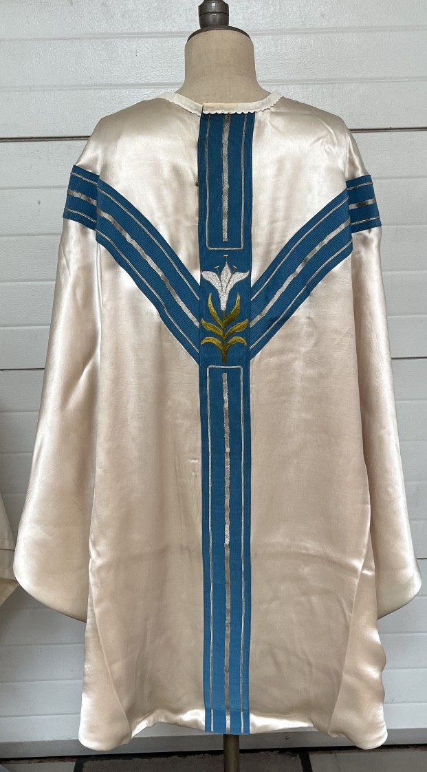 Lot De Dalmatique Et Chasuble