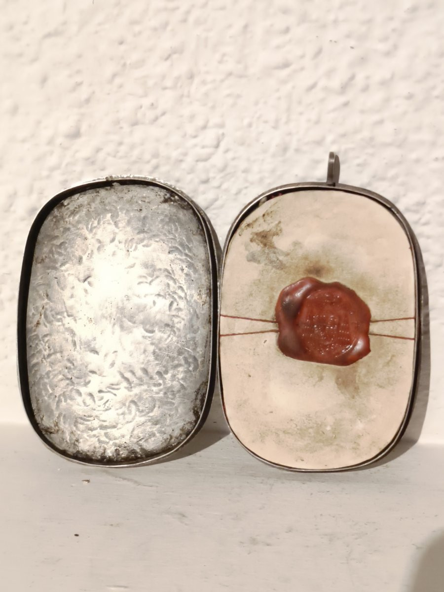 Reliquaire en argent du XIXe siècle contenant 16 reliques apostoliques de première classe et un-photo-1