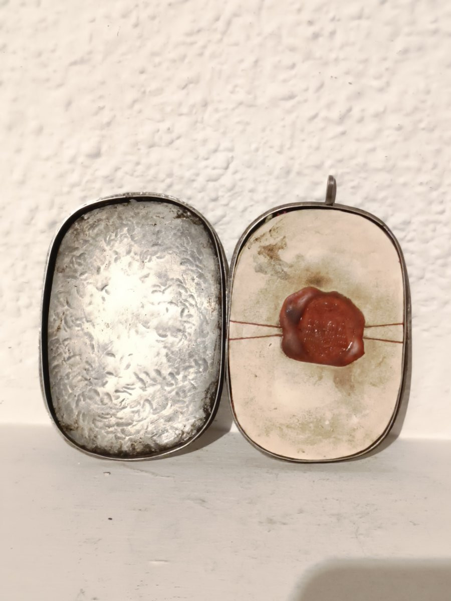 Reliquaire en argent du XIXe siècle contenant 16 reliques apostoliques de première classe et un-photo-2