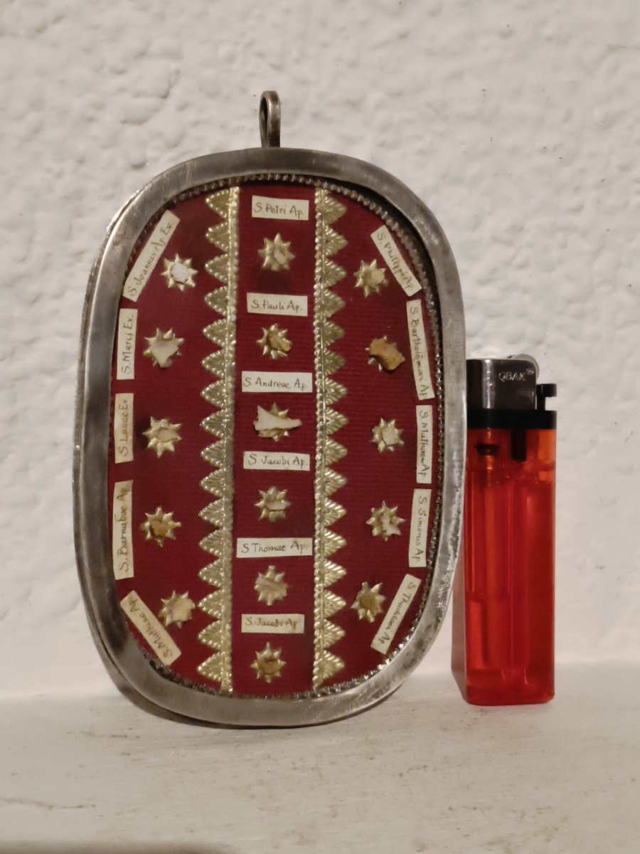 Reliquaire en argent du XIXe siècle contenant 16 reliques apostoliques de première classe et un-photo-8