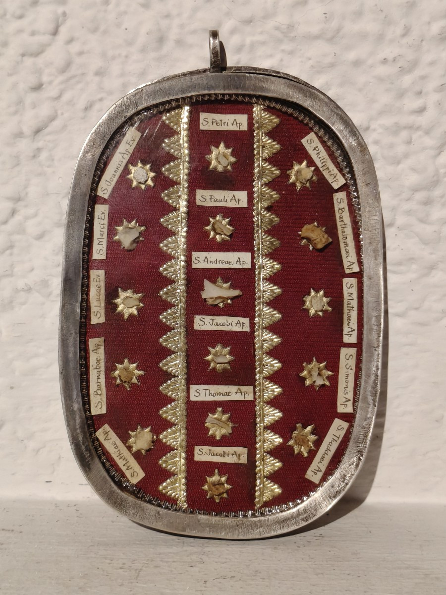 Reliquaire en argent du XIXe siècle contenant 16 reliques apostoliques de première classe et un