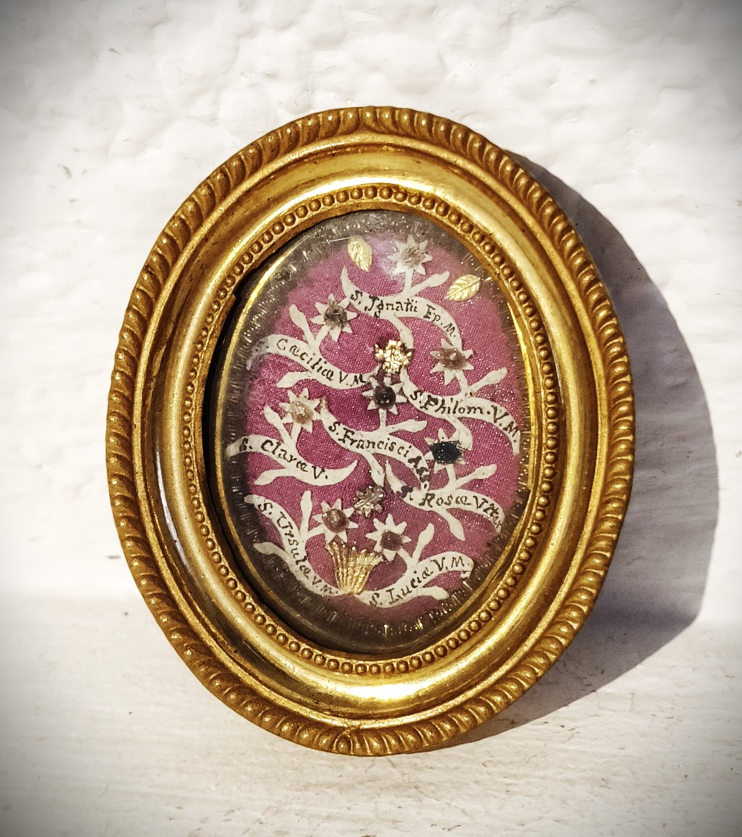 Reliquaire contenant 8 reliques : Saint François d'Assise, Cécile, Philomène, Lucie, Ursule, Ro