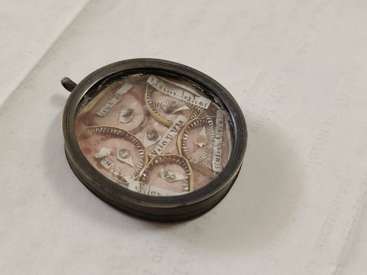Reliquaire en argent de 18 cents, contenant 6 reliques, le Saint Voile de la Vierge Marie et un-photo-2