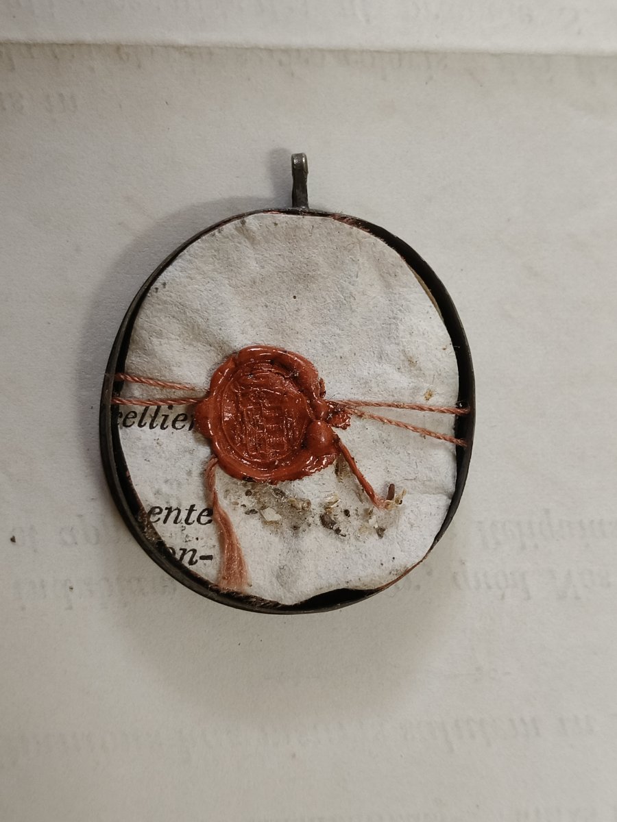 Reliquaire en argent de 18 cents, contenant 6 reliques, le Saint Voile de la Vierge Marie et un-photo-4