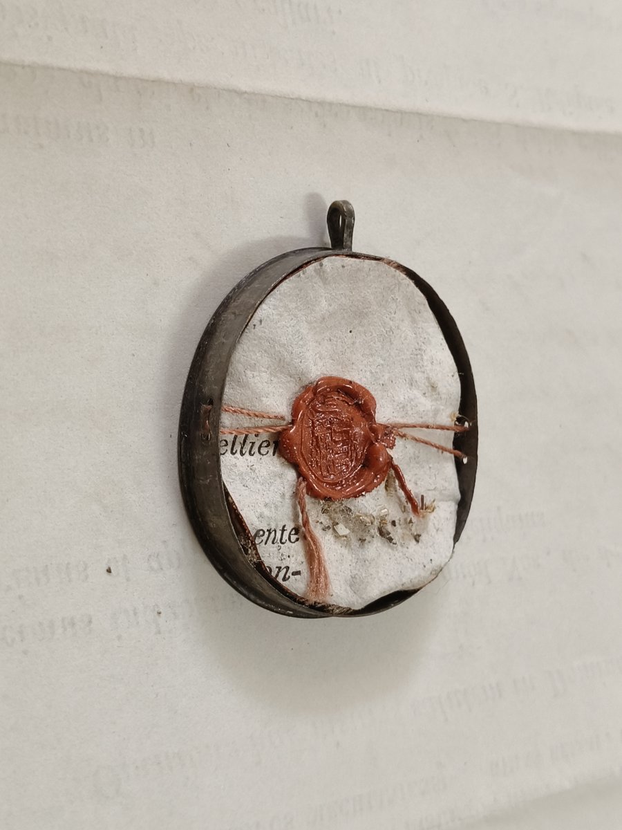 Reliquaire en argent de 18 cents, contenant 6 reliques, le Saint Voile de la Vierge Marie et un-photo-1