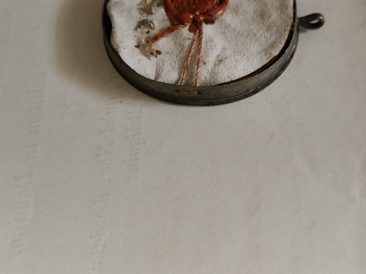 Reliquaire en argent de 18 cents, contenant 6 reliques, le Saint Voile de la Vierge Marie et un-photo-2