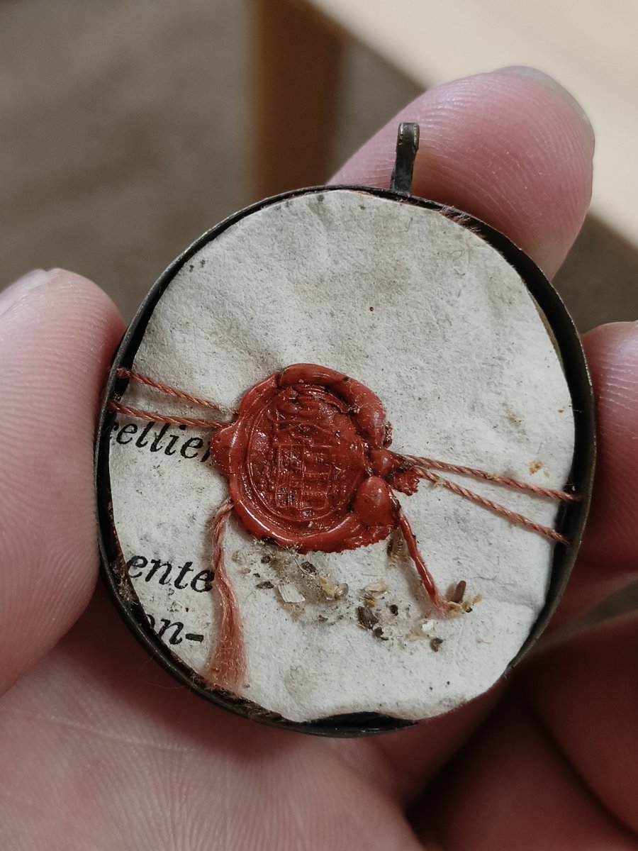 Reliquaire en argent de 18 cents, contenant 6 reliques, le Saint Voile de la Vierge Marie et un-photo-3