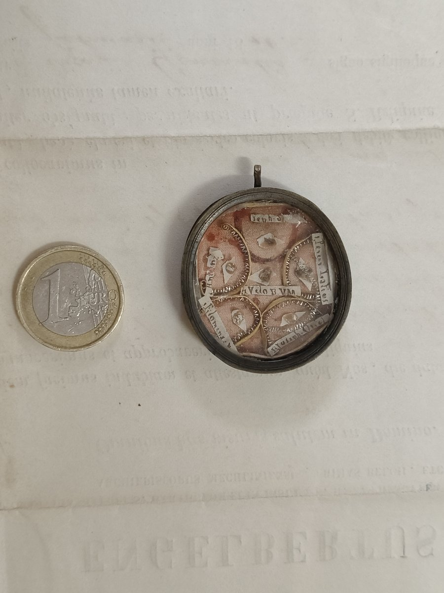 Reliquaire en argent de 18 cents, contenant 6 reliques, le Saint Voile de la Vierge Marie et un-photo-4
