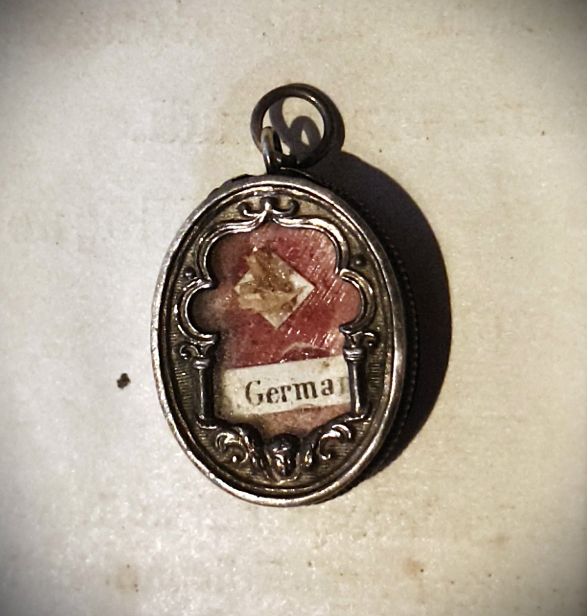 Relique de Sainte Germaine Cousin, reliquaire antique, pendentif de dévotion + sceau de cire