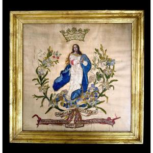 XIXe siècle. Peinture à l'huile sur soie représentant la Vierge Marie immaculée, broderie, cadr