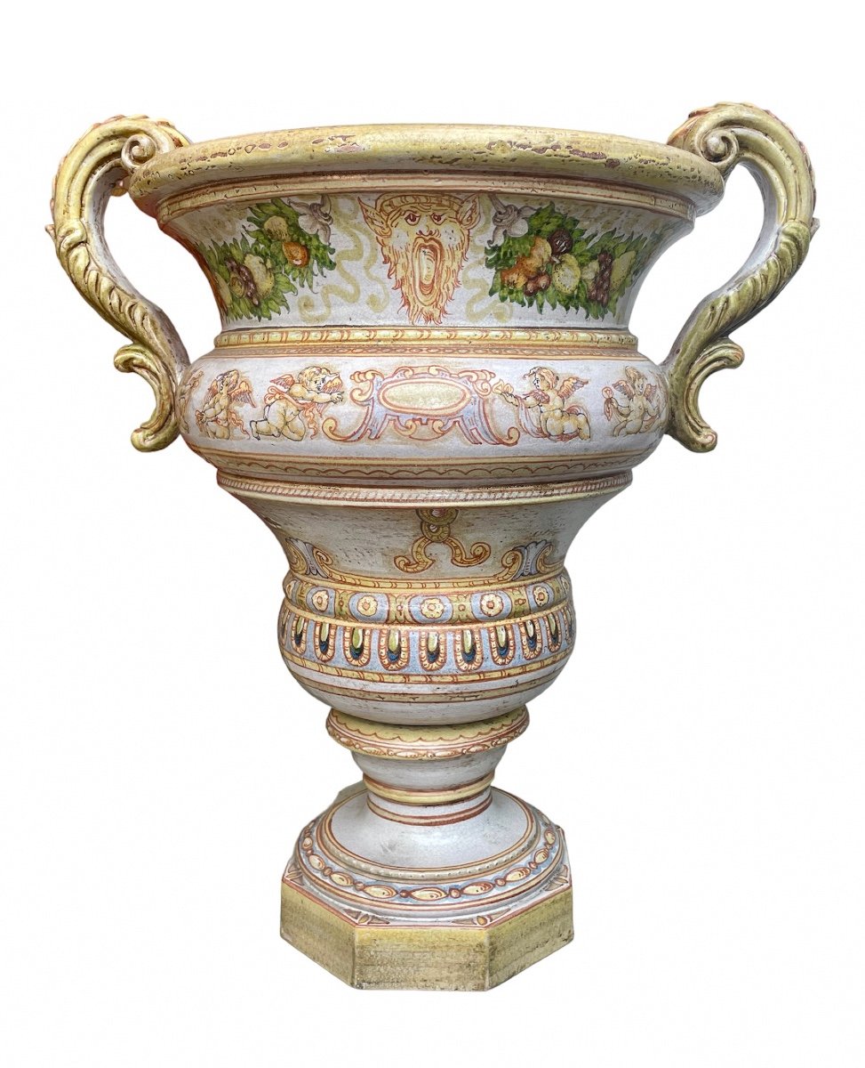 Spectaculaire Vase En Faïence Italienne dans le goût de Castelli, H.79,5 cm.