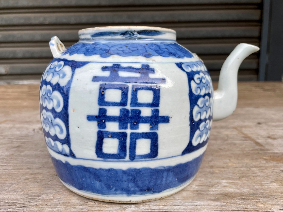 Chine - Théière En Porcelaine Ornée En Bleu De Cobalt Du Sinogramme Shuangxi, Le Double Bonheur-photo-2