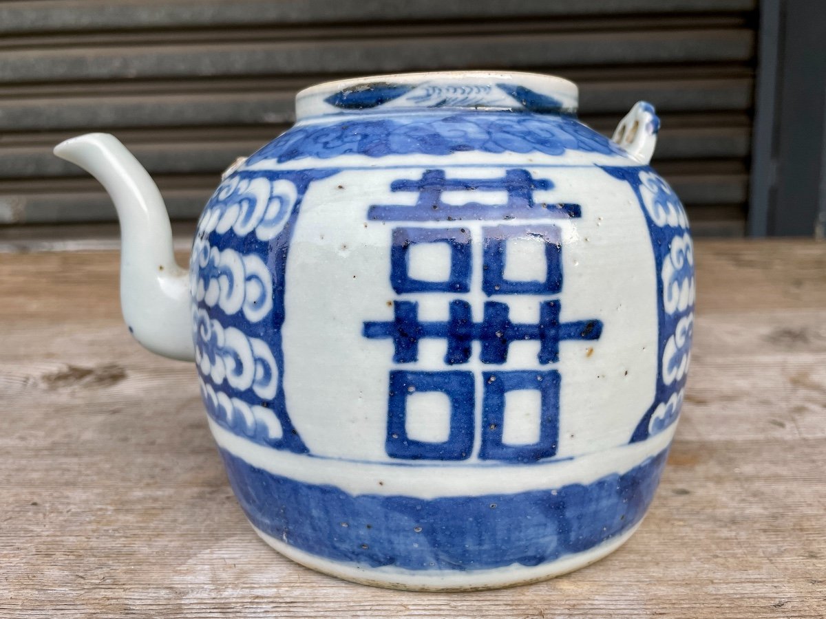 Chine - Théière En Porcelaine Ornée En Bleu De Cobalt Du Sinogramme Shuangxi, Le Double Bonheur-photo-3