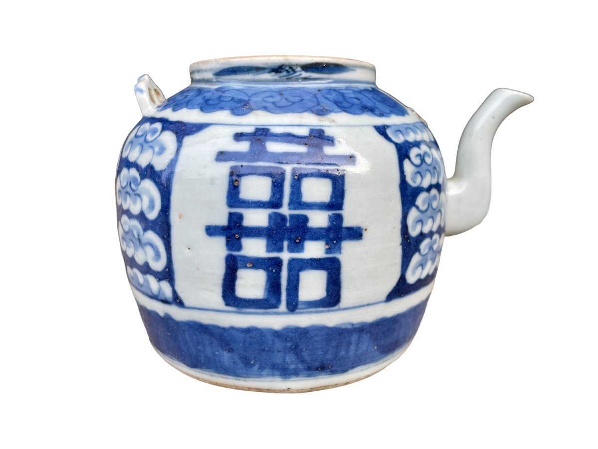 Chine - Théière En Porcelaine Ornée En Bleu De Cobalt Du Sinogramme Shuangxi, Le Double Bonheur