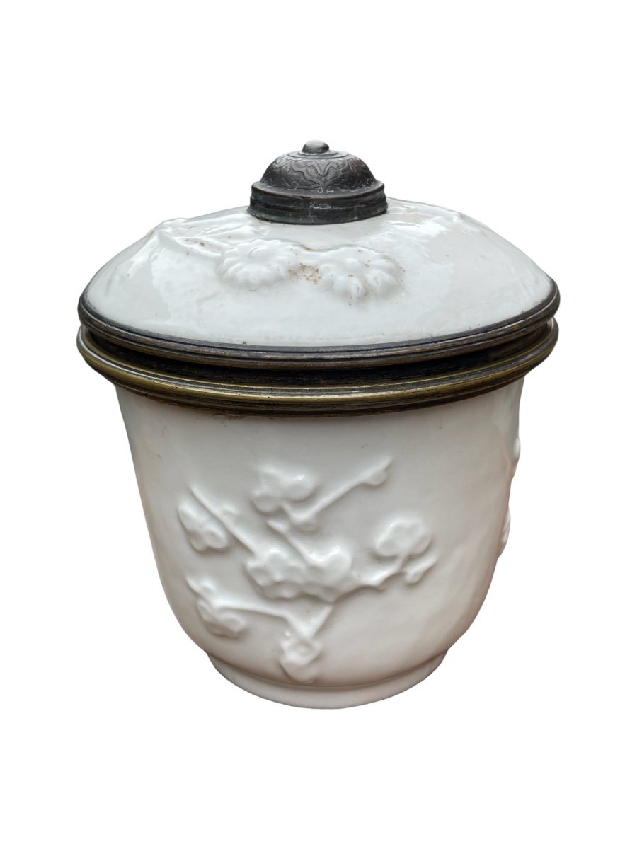 Saint-cloud - Bronze-rimmed Porcelain Cream Pot - 18th Century.