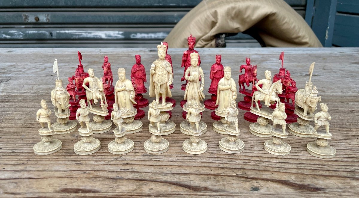 China, Canton, 19th Century - Important Complete Set Of 32 Chess Pieces, Finely Carved.-photo-1