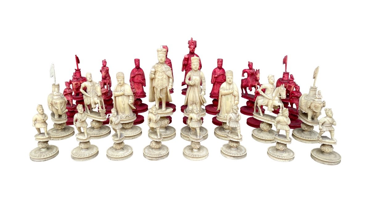 China, Canton, 19th Century - Important Complete Set Of 32 Chess Pieces, Finely Carved.