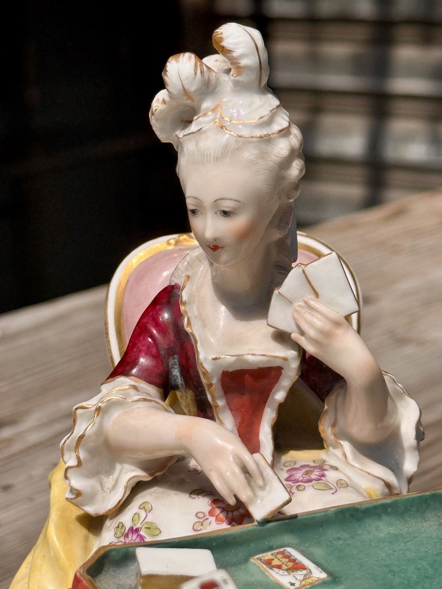 Dans le gout de la Manufacture de Meissen - Les jours de carte - Larg. 24 cm. -photo-2