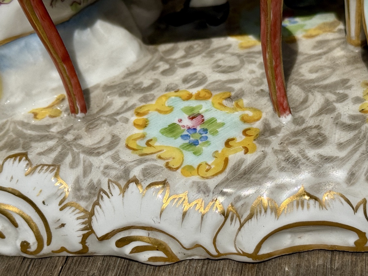 Dans le gout de la Manufacture de Meissen - Les jours de carte - Larg. 24 cm. -photo-4