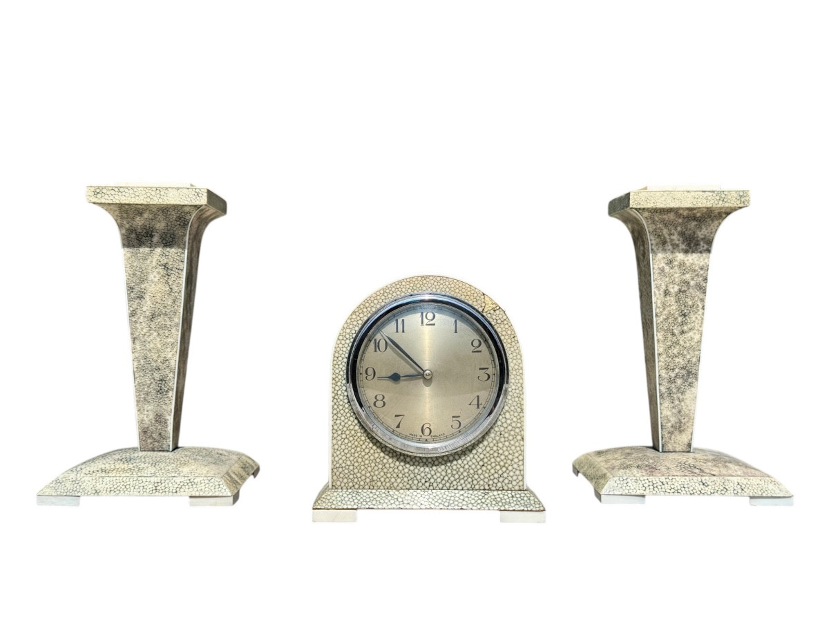 Garniture de cheminée gainée de galuchat, Art Déco - Haut. 21 cm. 