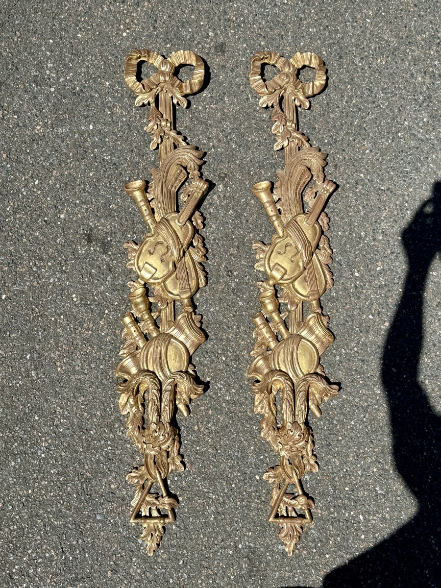 Paire de trophées de musique en bois sculpté et doré, style Louis XVI - Haut. 103 cm. -photo-2
