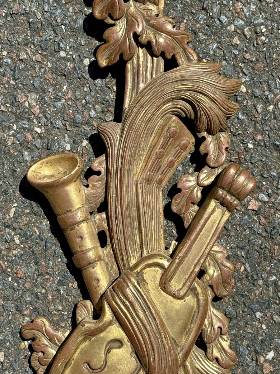 Paire de trophées de musique en bois sculpté et doré, style Louis XVI - Haut. 103 cm. -photo-1