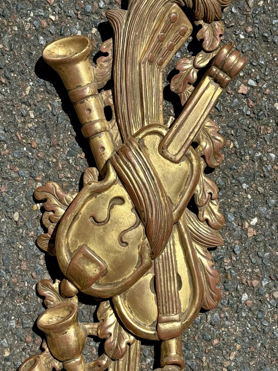Paire de trophées de musique en bois sculpté et doré, style Louis XVI - Haut. 103 cm. -photo-2