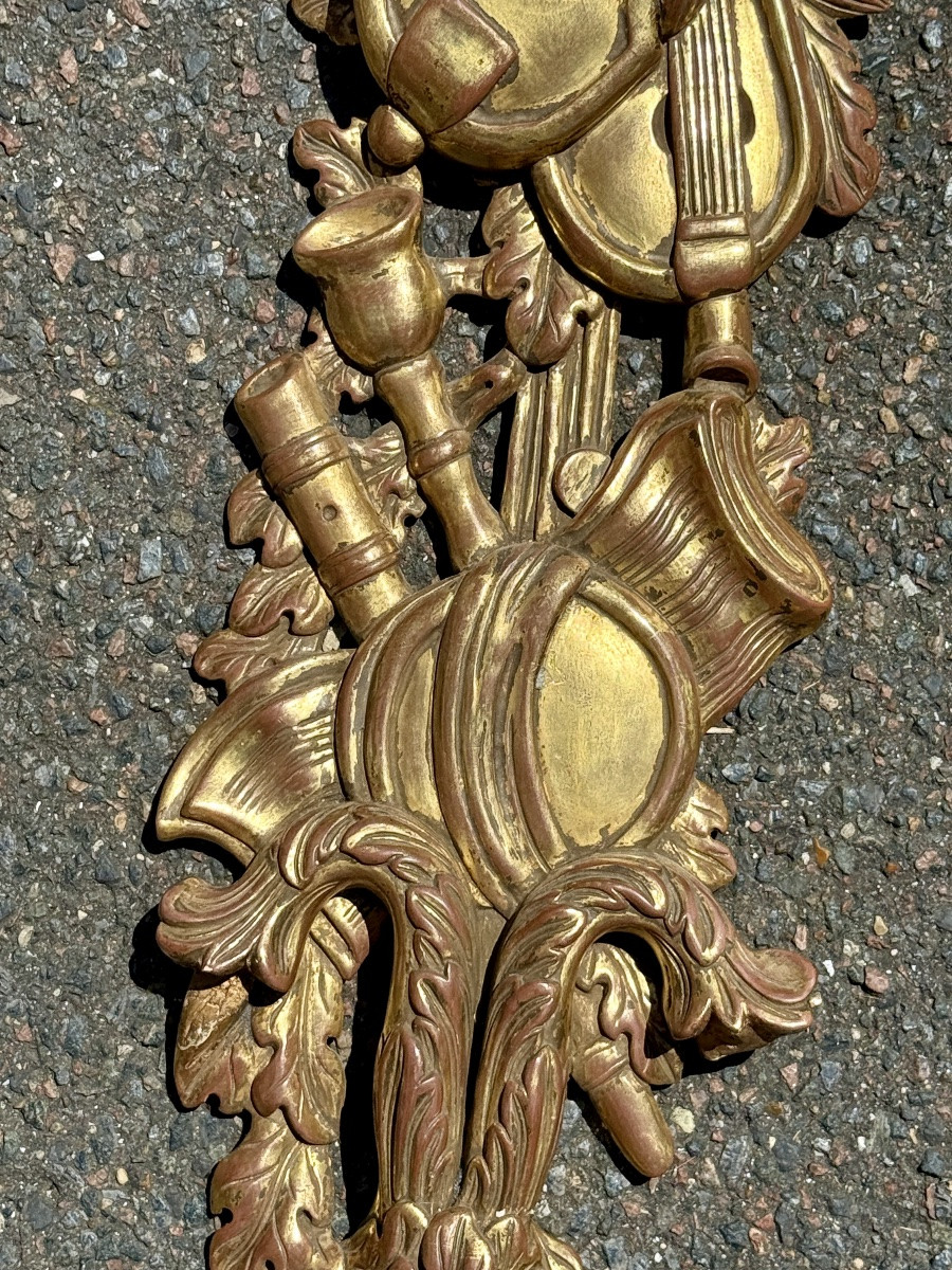 Paire de trophées de musique en bois sculpté et doré, style Louis XVI - Haut. 103 cm. -photo-3