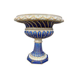 Dans le goût de la Manufacture De Sèvres - Coupe Médicis En Porcelaine - H. 24 Cm. 