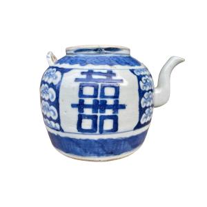 Chine - Théière En Porcelaine Ornée En Bleu De Cobalt Du Sinogramme Shuangxi, Le Double Bonheur