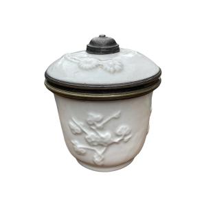 Saint-Cloud - Pot à Crème En Porcelaine Cerclée De Bronze - XVIIIe Siècle. 