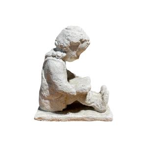 French School From The Early 20th Century - Child Reading, Plaster - High. : 17 Cm. 