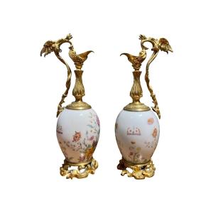 Paire D’aiguières Napoléon III, Porcelaine Et Bronze Doré - Haut. : 22 Cm 
