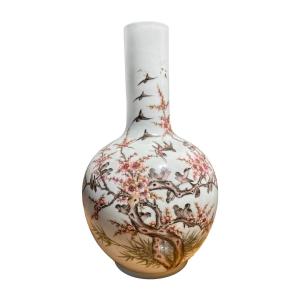Chine - Vase Balustre à Long Col Orné D’oiseaux Branchés Sur Un Cerisier En Fleur, XIXe Siècle.